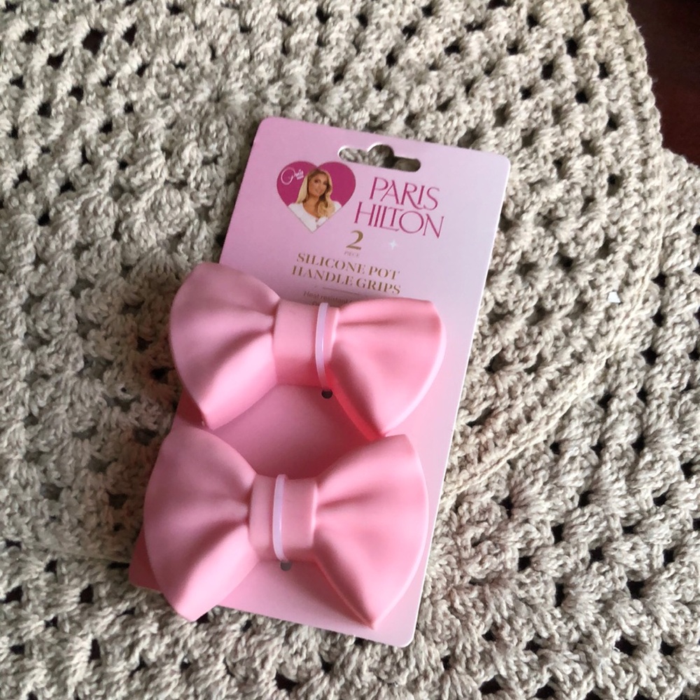 Paris Hilton Pink Silicone Bow Silicone Pot Handle Grips, 2-Pack